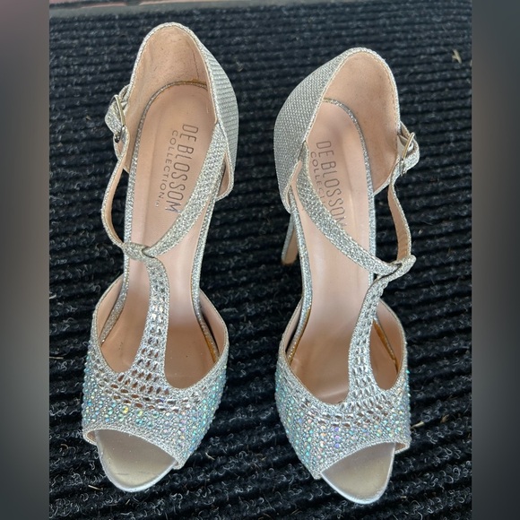 De Blossom Silver T-Strap Heels with Rhinestone Embellishments heels Sz-7.5. Ps - Picture 14 of 15